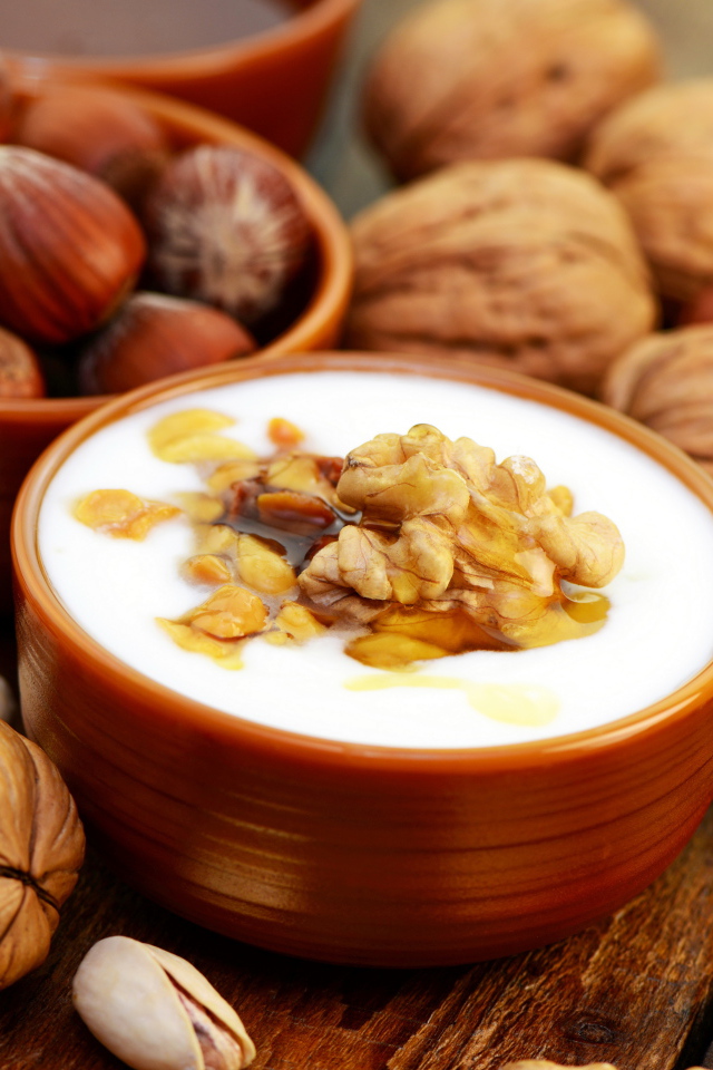 Йогурт с грецкими орехами, фундуком и фисташками