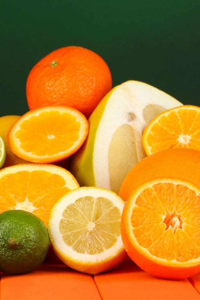 Аппетитные цитрусовые фрукты на столе