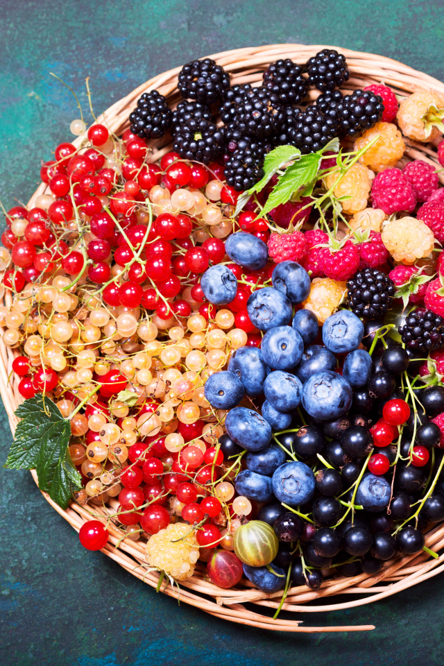 Аппетитные свежие ягоды на столе вид сверху