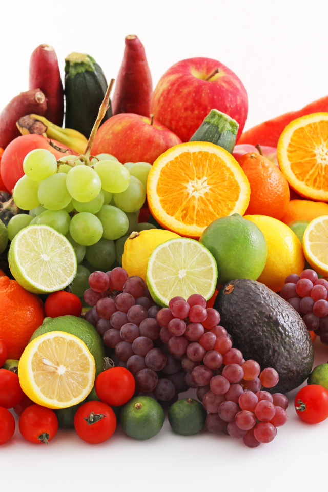 Аппетитные спелые фрукты и овощи на белом фоне