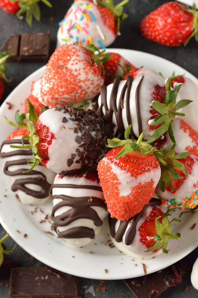 Аппетитная клубника в шоколаде на тарелке