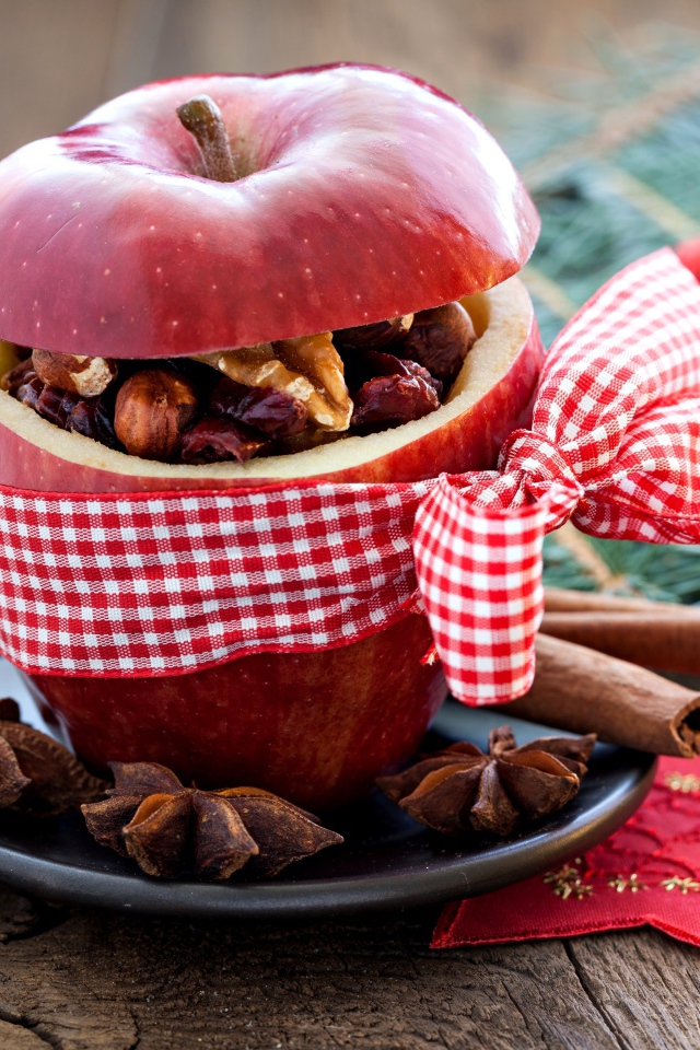Яблоко с орехами внутри перевязано бантом
