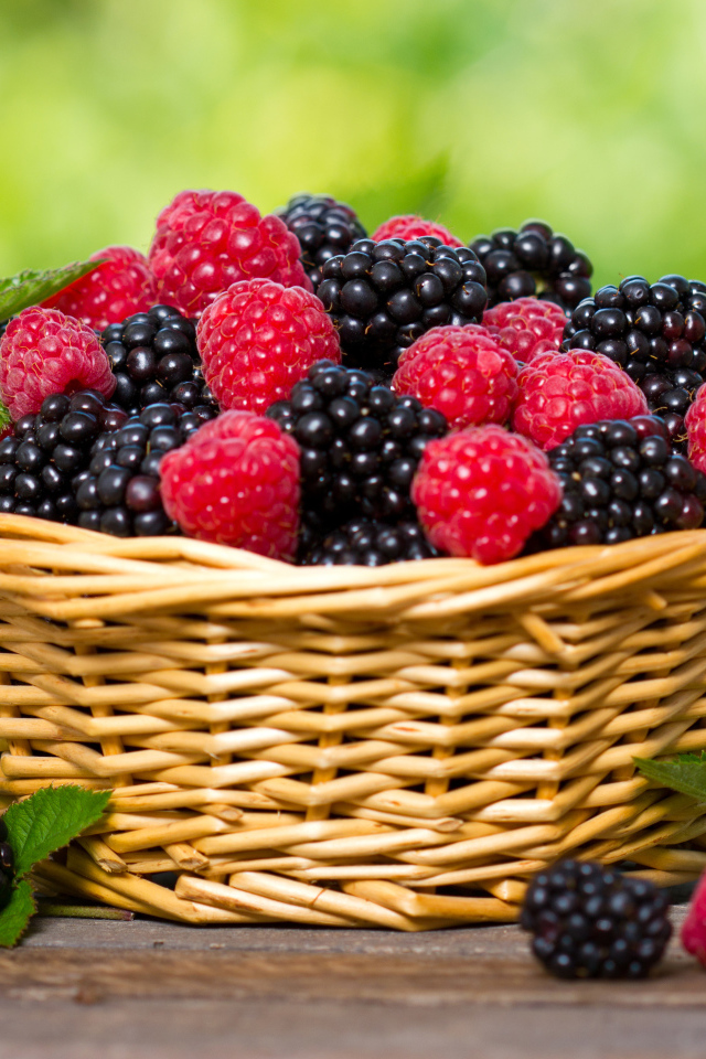 Корзина с ягодами малины и ежевики