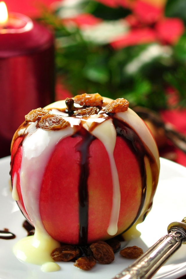 Рождественский десерт из яблока с изюмом и сыром на столе