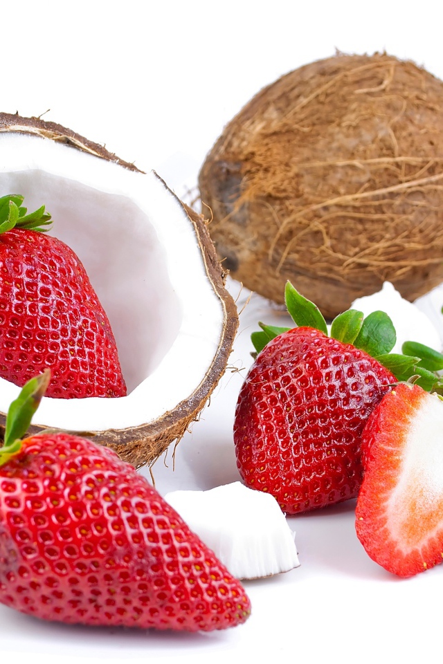 Кокосы со свежей клубникой на белом фоне