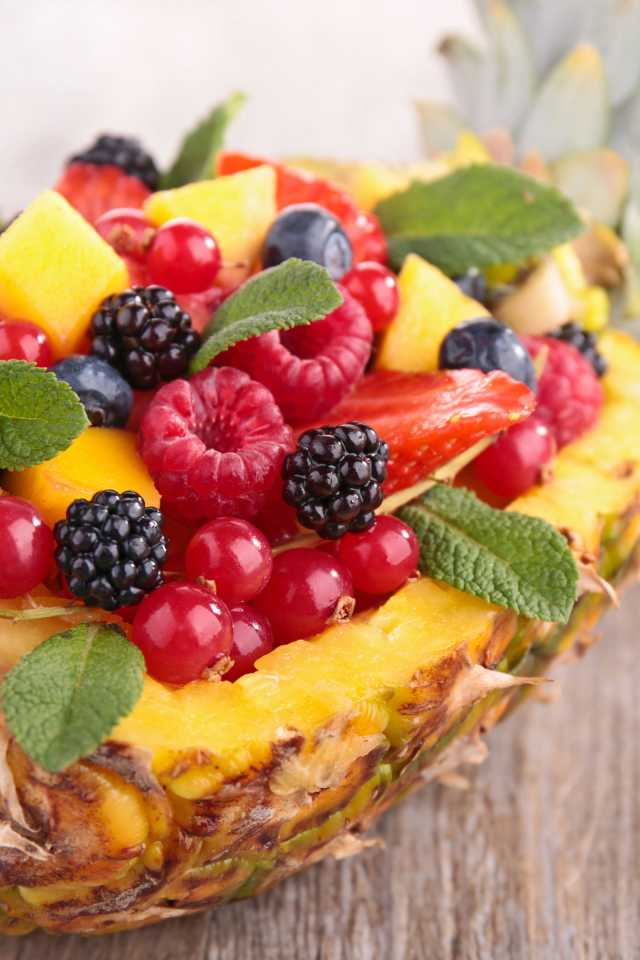 Свежие ягоды в ананасе