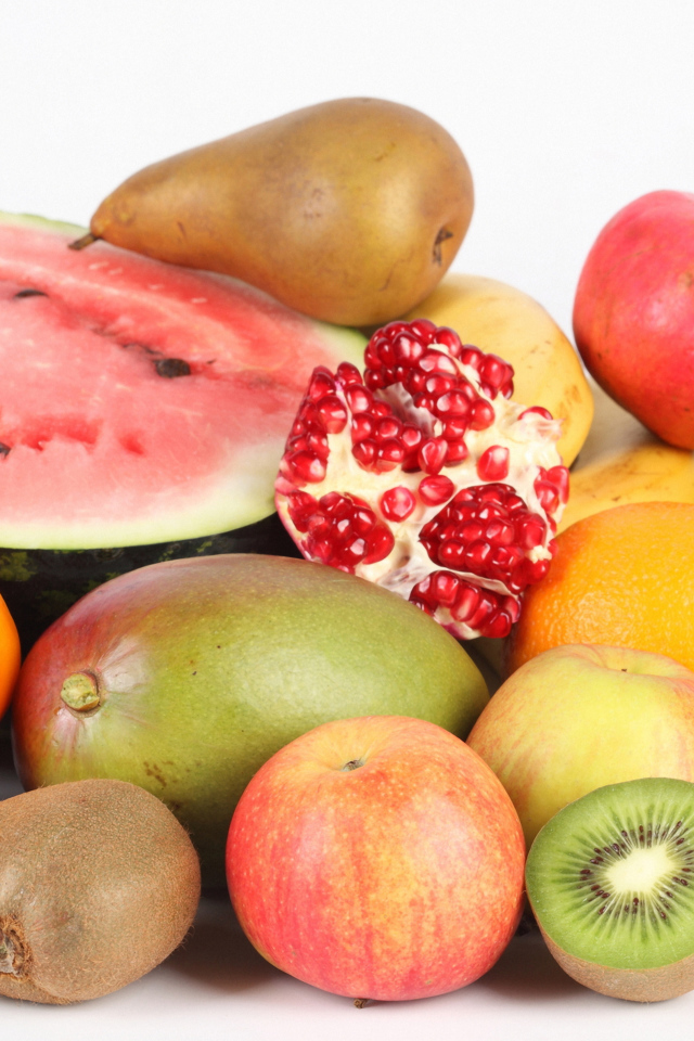 Свежие фрукты на белом фоне