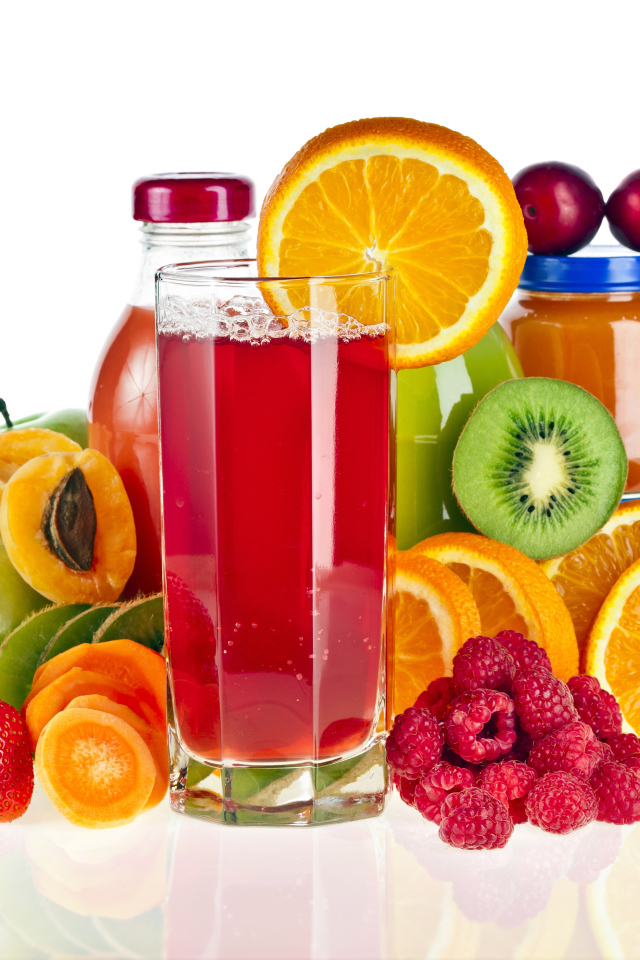 Сок со свежими фруктами и ягодами на белом фоне