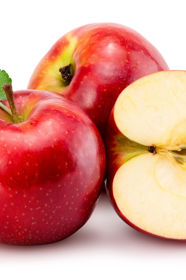 Сочные красные яблоки на белом фоне