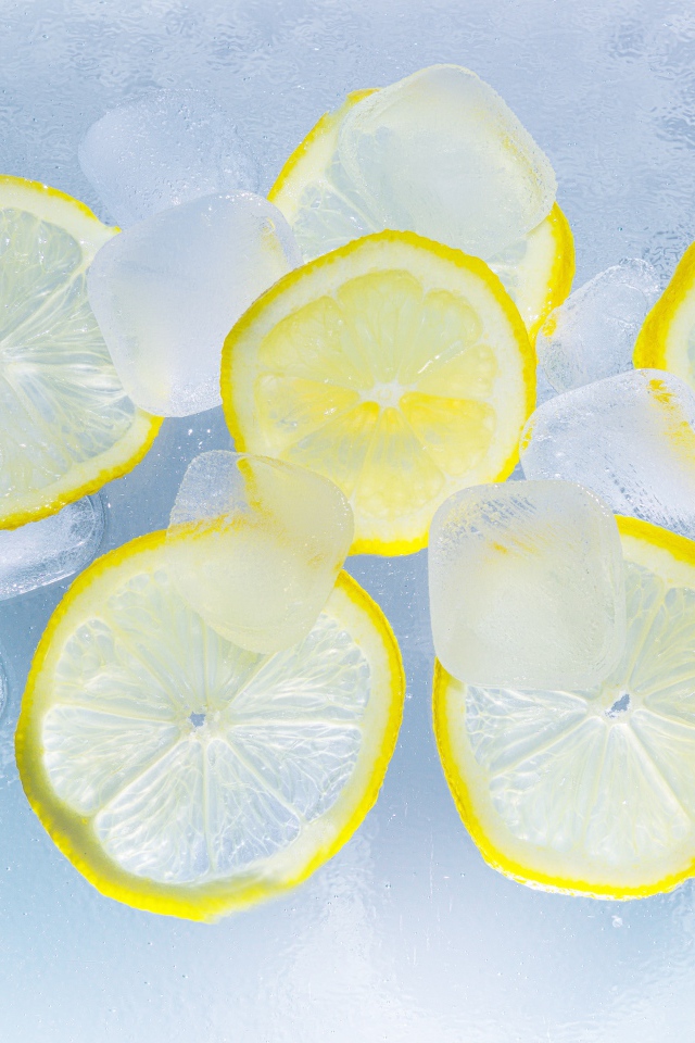 Кусочки лимона со льдом крупным планом