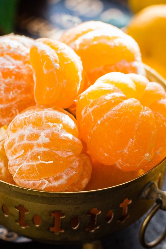 Очищенные мандарины на столе крупным планом