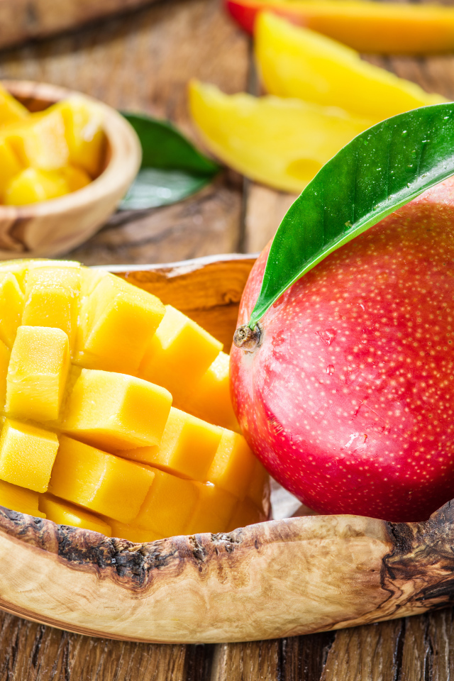 Очищенный манго на столе крупным планом