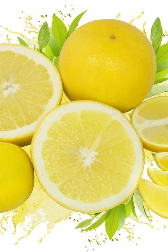 Спелые сочные желтые лимоны с соком на белом фоне