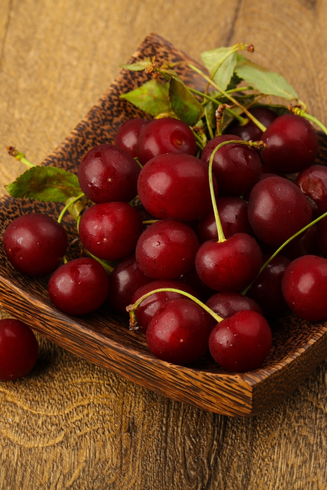 Спелые красные вишни на столе 