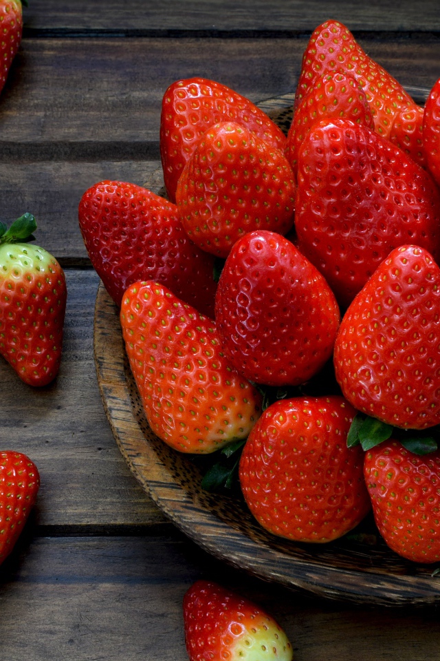 Спелая красная клубника на деревянном столе