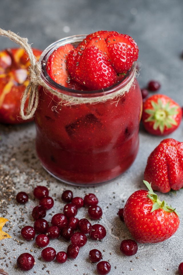 Клубничный смузи с ягодами клюквы