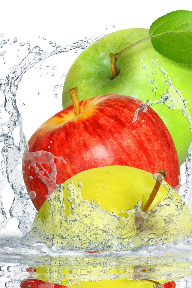 Три яблока в брызгах воды на белом фоне