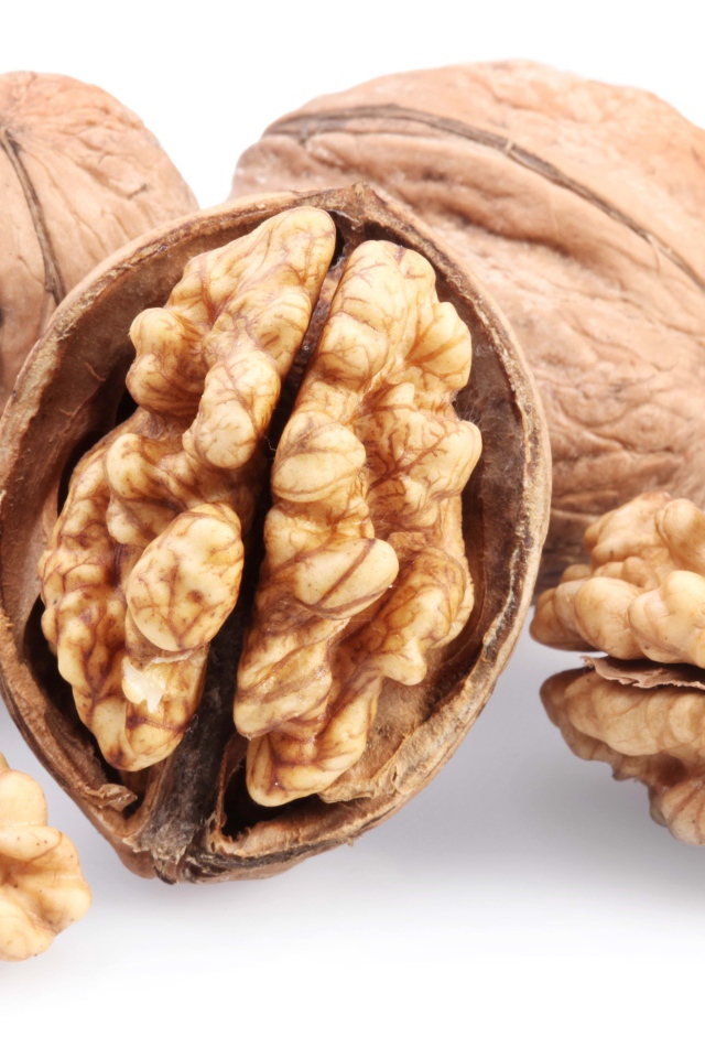 Грецкие орехи на белом фоне крупным планом