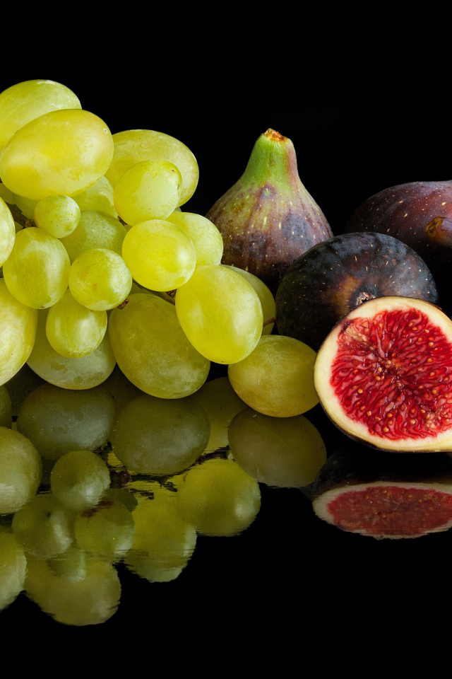 Белый виноград и инжир на черном фоне