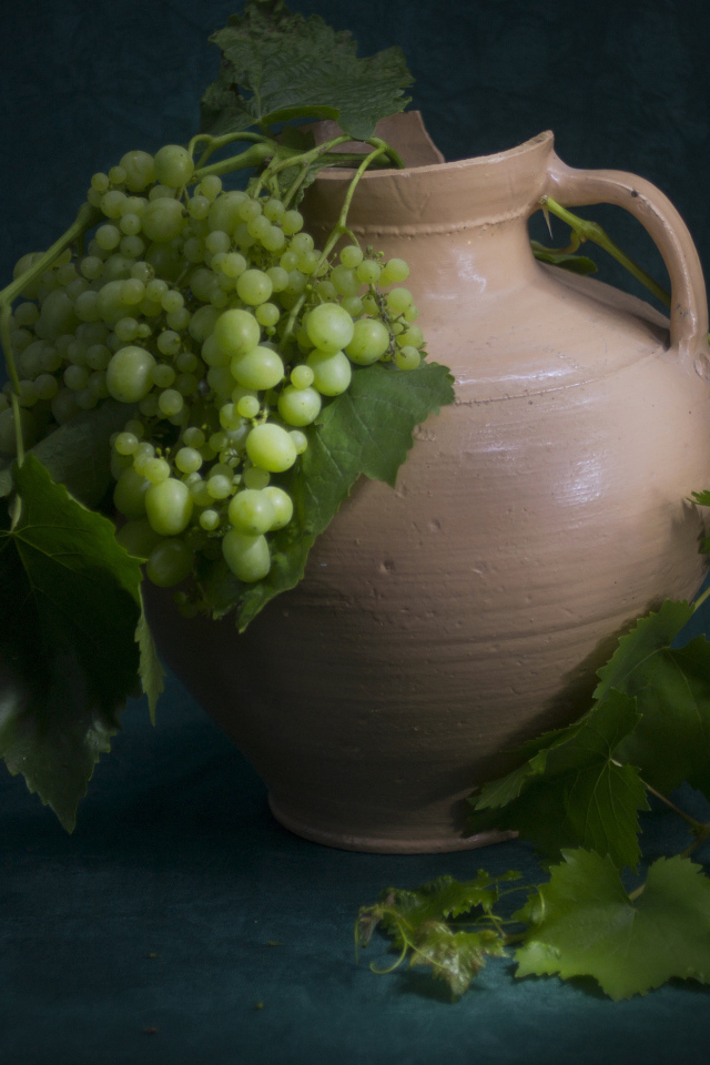 Белый виноград в большом  кувшине 