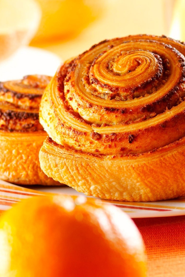 Аппетитные свежие булочки с апельсинами