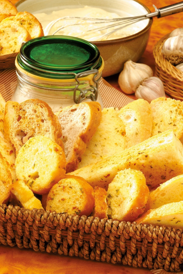 Гренки на столе с чесноком и соусом