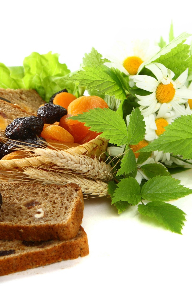 Сухофрукты с хлебом и цветами ромашки на белом фоне