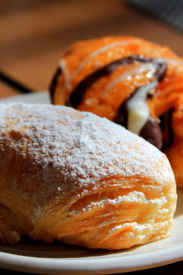 Свежие аппетитные булочки на белой тарелке