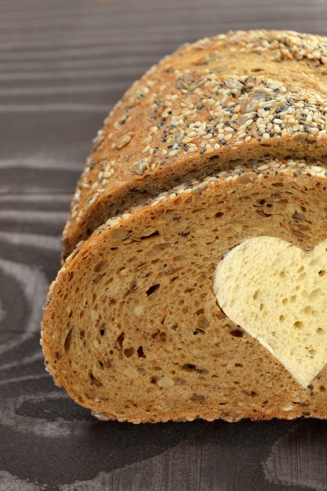 Ржаной хлеб с белым сердечком внутри