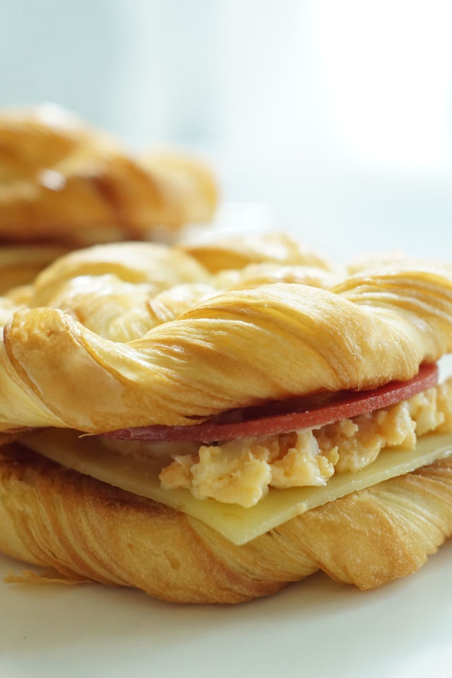 Две булочки с сыром и колбасой на столе