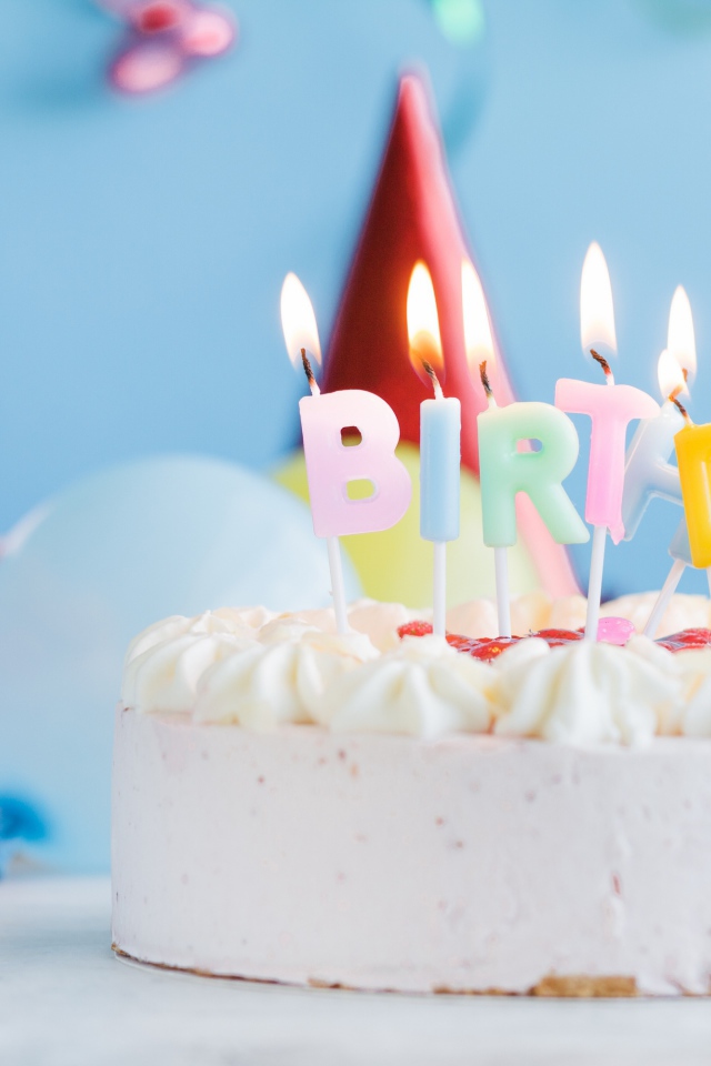 Красивый торт со свечами и шариками на день рождения