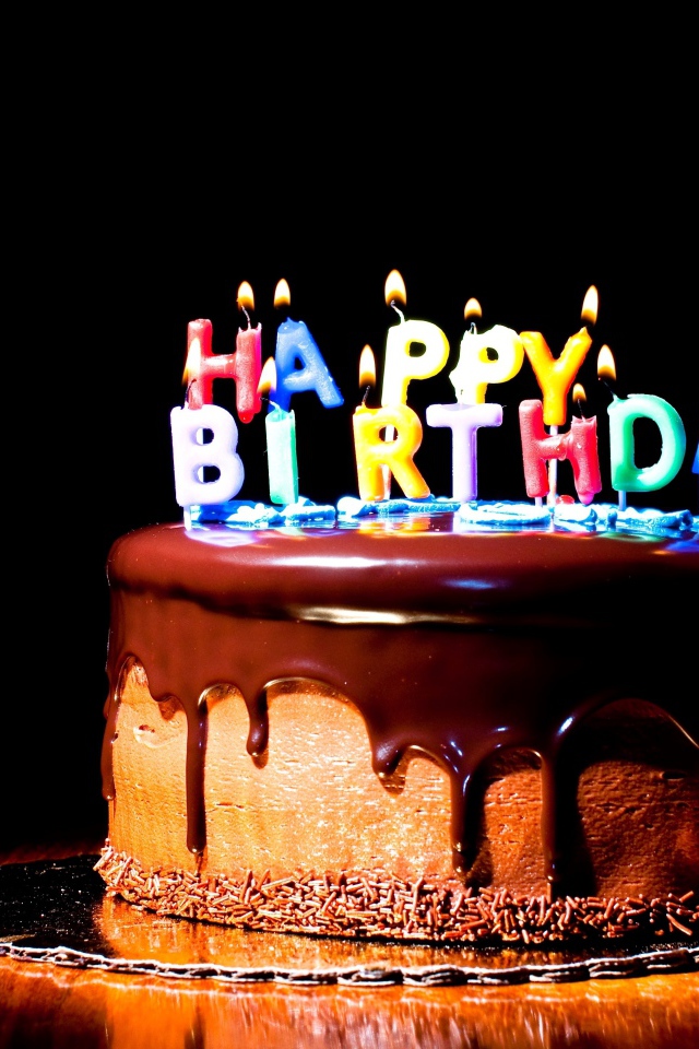 Красивый торт с шоколадной глазурью со свечками на день рождения