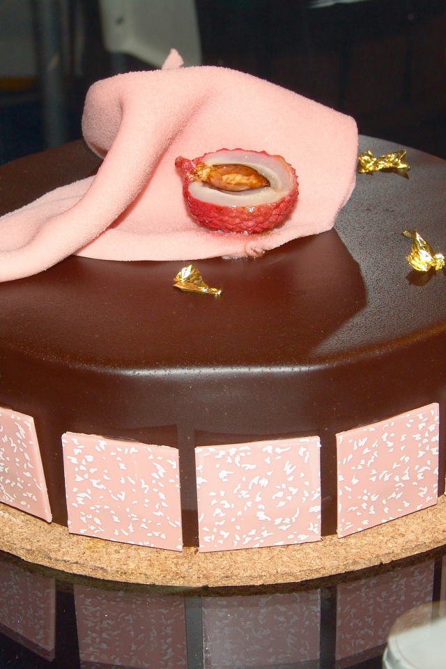 Красивый шоколадный торт с розовыми вставками 