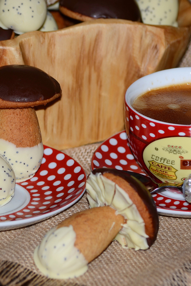 Чашка кофе на столе с печеньем грибочки 