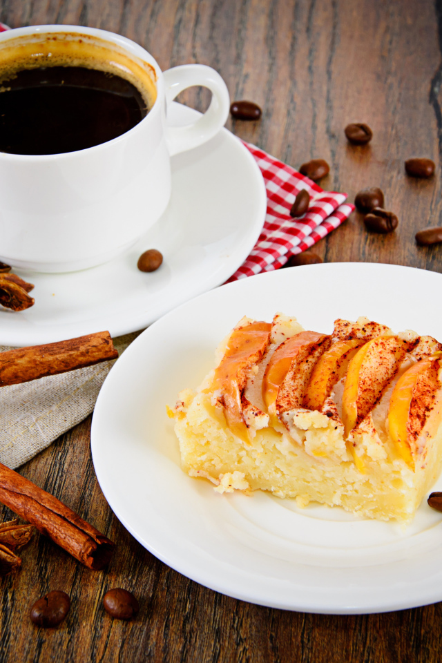 Чашка кофе на столе с кусочком пирога