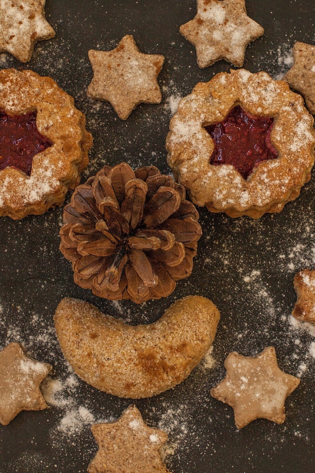 Сердце с забавной рожицей выложено на столе из печенья