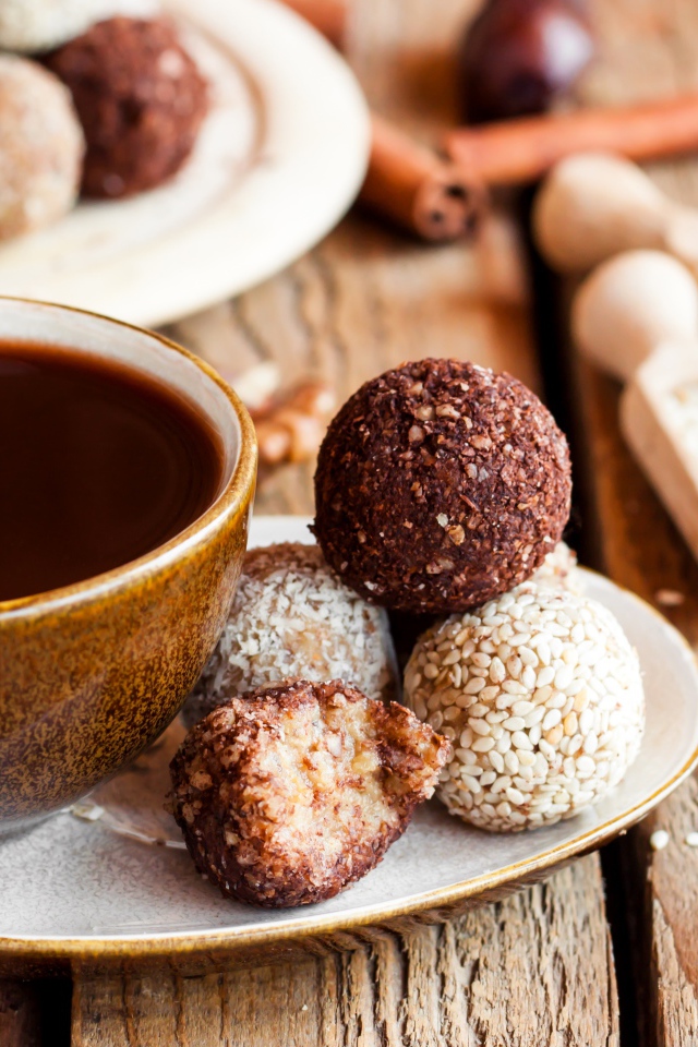 Большая чашка кофе с круглыми аппетитными конфетами