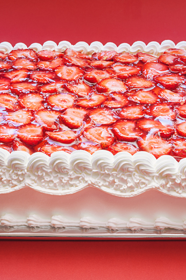 Большой праздничный торт с белым кремом и клубникой