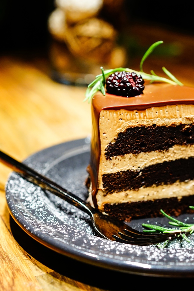 Кусок торта с черникой на тарелке 