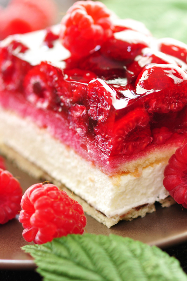 Кусок чизкейка с ягодами малины 