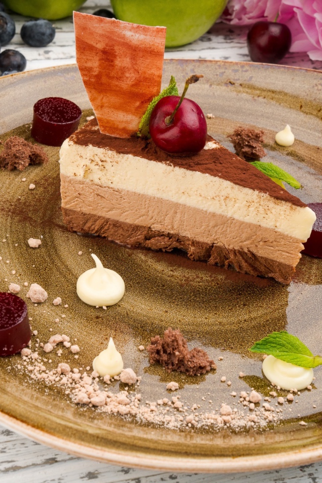 Кусок торта три шоколада на блюде 