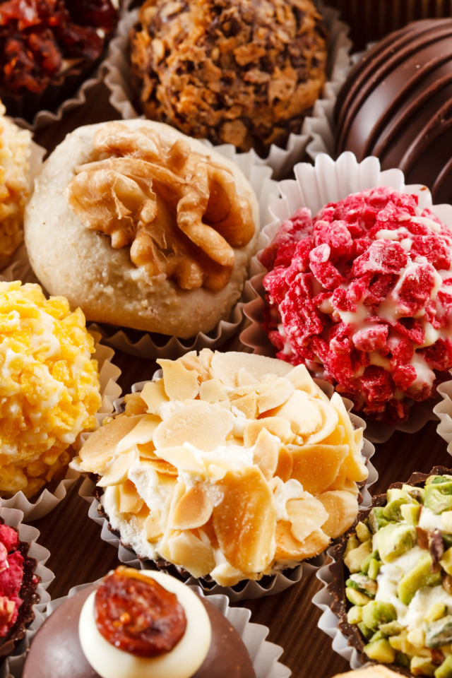 Аппетитные конфеты ассорти в коробке