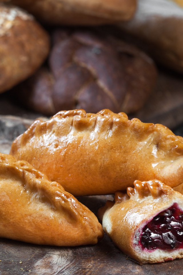 Аппетитные булочки с вишней