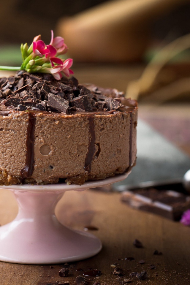 Аппетитное пирожное с кусочками шоколада 