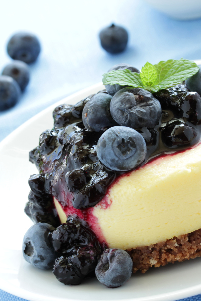 Аппетитное пирожное с джемом и ягодами черники