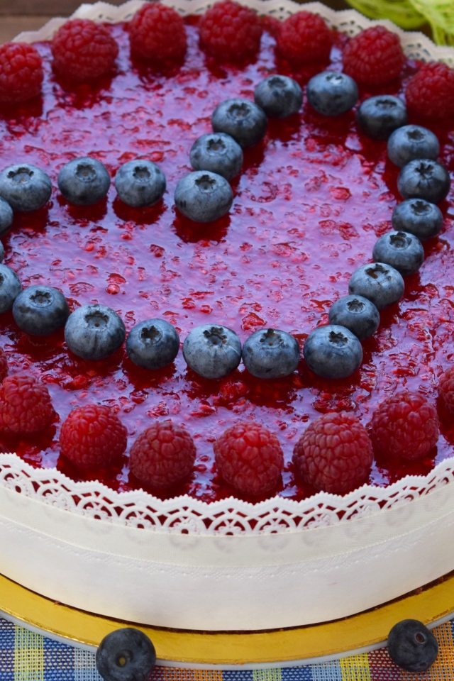 Аппетитный торт с ягодами малины и черники