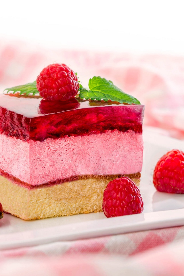 Аппетитное пирожное с суфле и желе с ягодами малины и смородины