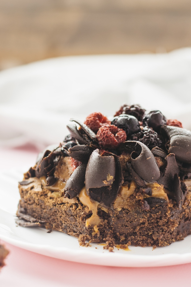 Аппетитный шоколадный десерт брауни с ягодами 