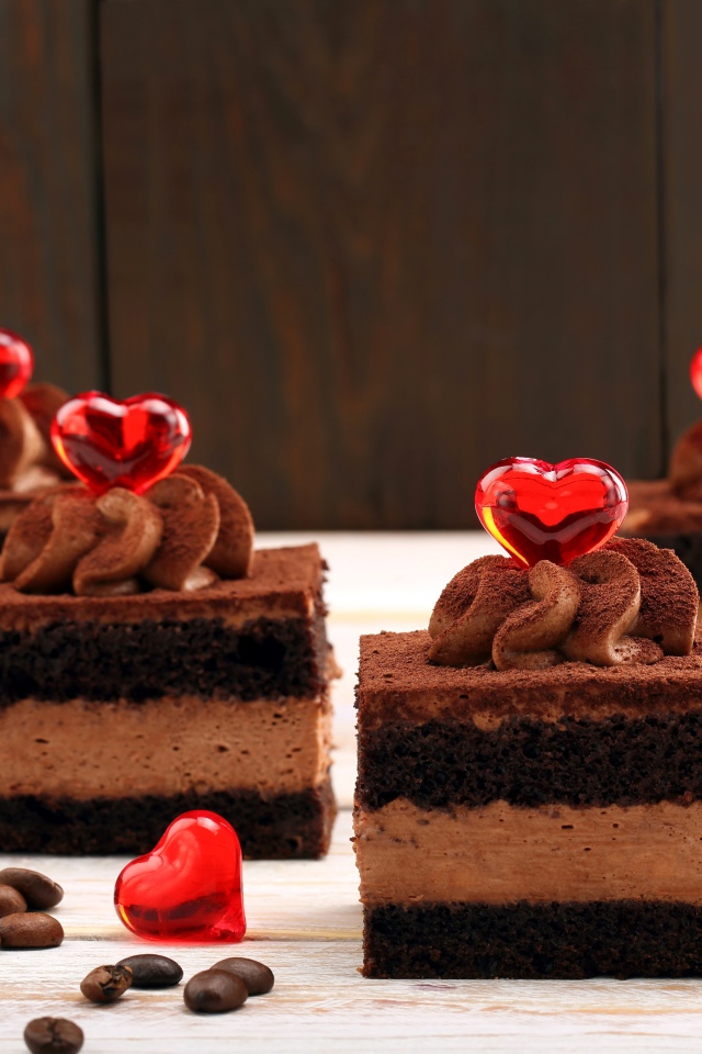 Аппетитные шоколадные пирожные с красными сердечками