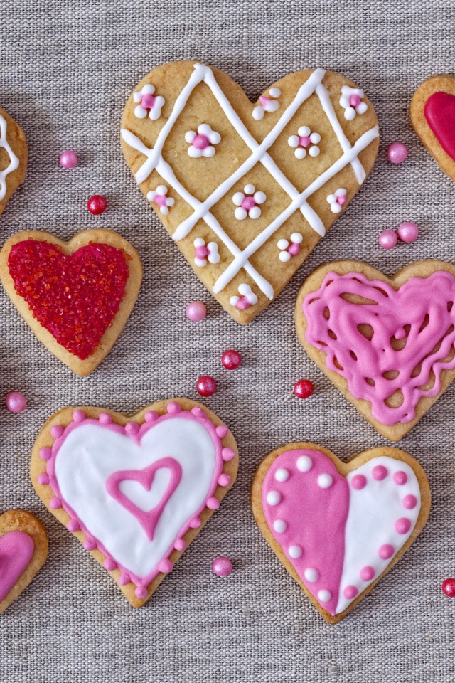 Аппетитное печенье в форме сердечек с глазурью